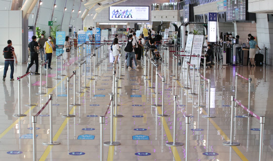 변이 바이러스 확산으로 국제선 운항 재개를 앞둔 항공사들이 촉각을 곤두세우고 있다. 사진은 사회적 거리두기 4단계가 시행된 후 첫 주말을 앞둔 지난 16일 김포공항 국내선 출발장의 모습. <연합뉴스>